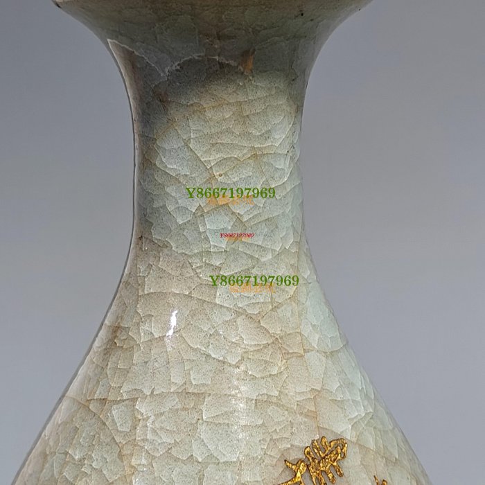 收藏品！宋官窯汝瓷冰裂紋冰花刻字描金賞瓶擺件：該器型規整、皮殼老辣