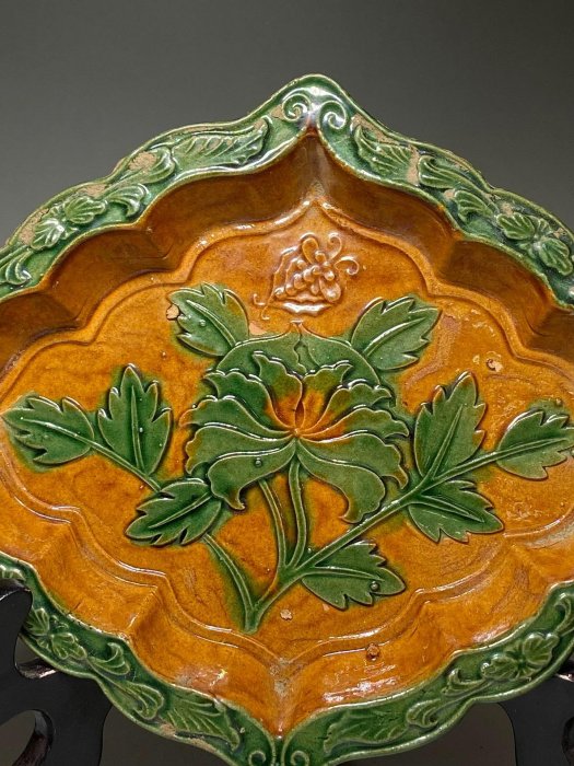 舊藏老窯瓷器遼三彩盤三彩釉色雕花牡丹紋胎質厚重雕工精細器型規整尺寸