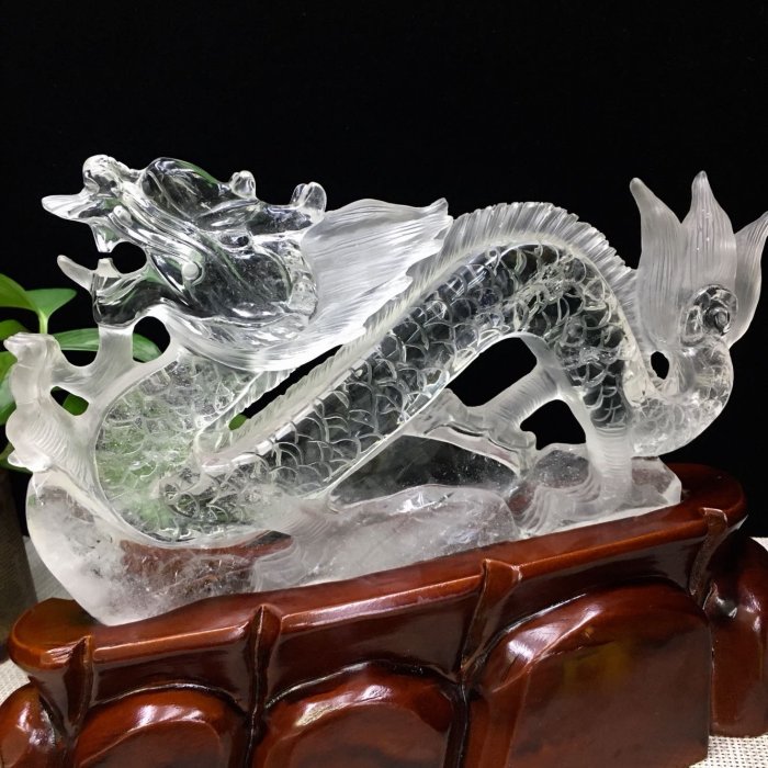 水晶 龍彫刻