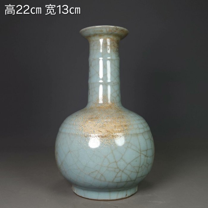 宋代汝窯開片盤口瓶，釉色天青溫潤，高22公分寬13公分，開片自然，胎質