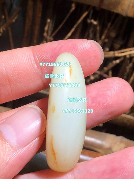 出一新疆和田玉紅皮白玉籽料重量20克，尺寸38、23、13mm。天然吊墜料