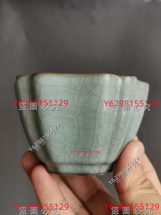 宋官窯開片六方倭角杯，高5.5cm口徑8.5cm，青釉瑩潤，開片自然，制式