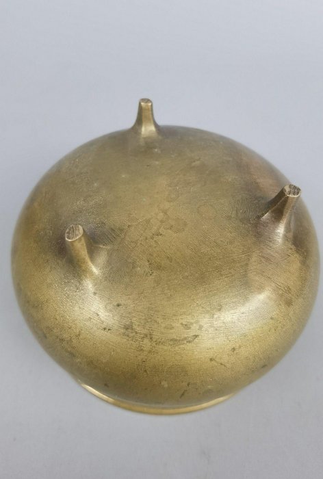 嚴選古韻三足銅香爐，實拍展示，重153克，二手佛具推薦收藏，品相佳