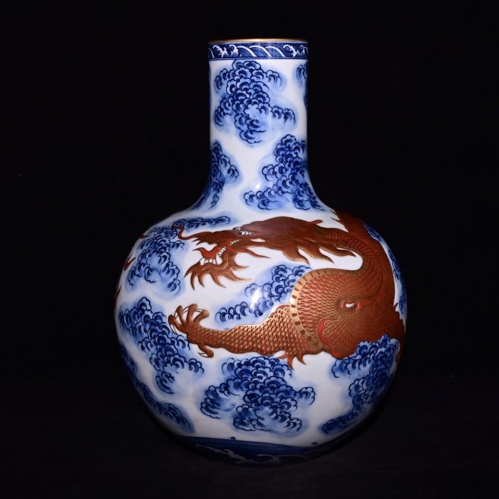 可議價清乾隆年制青花礬紅描金浮雕龍紋天球瓶，高43×32厘米??200064528