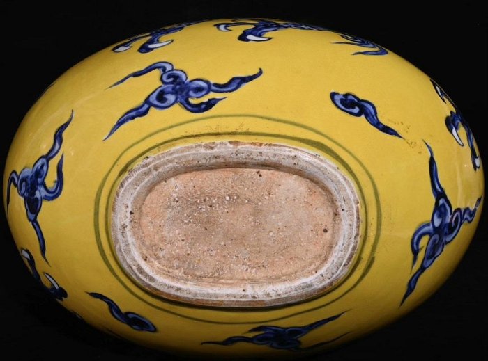 嚴選大明宣德時期黃釉青花龍紋扁瓶，高45x33公分，適合收藏古董瓷器