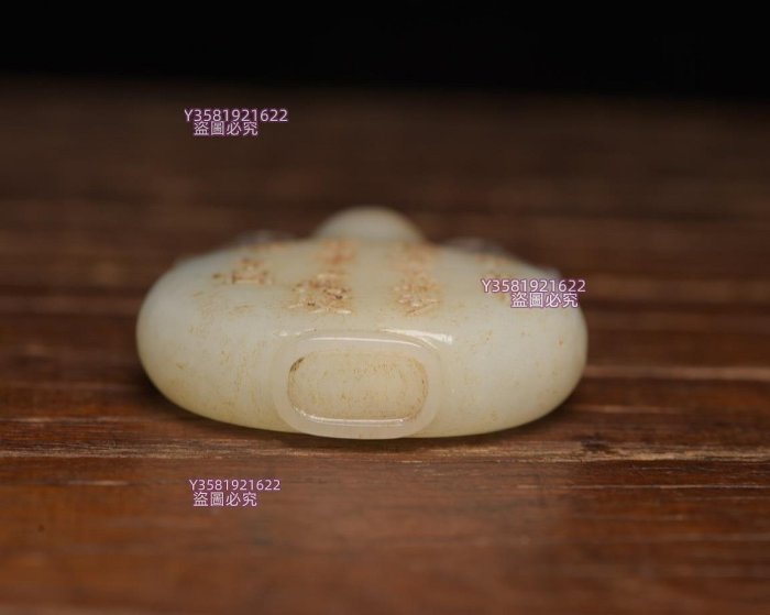 和田玉鼻煙壺4規格: 6.1×4.8×1.3厘米，重62克。 玉質溫潤細膩玉獸玉佩