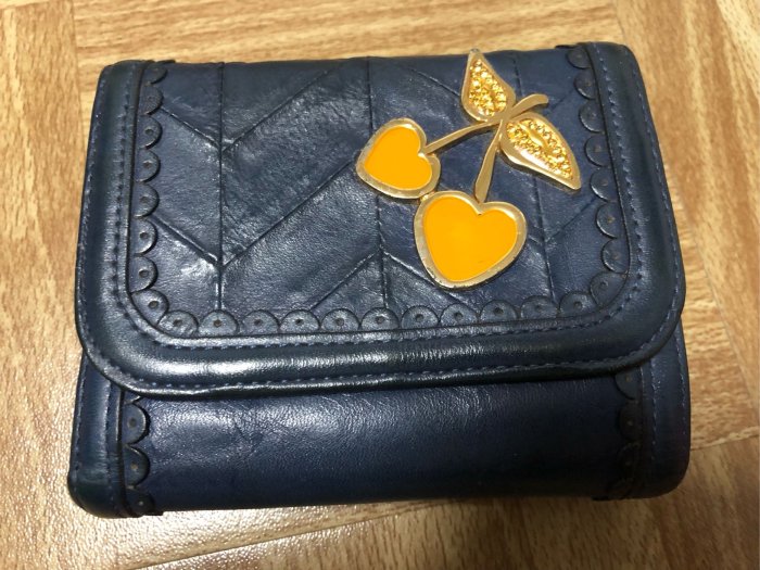 日本專櫃ANNA SUI 高雅簡約櫻桃綴飾柔軟輕巧皮革扣式零錢短皮 皮夾
