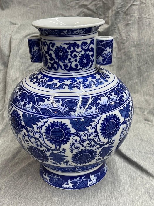 青花瓷瓶2個 TWO BLUE AND WHITE KENDI LATE MING DYNASTY | 晚明青花花卉紋