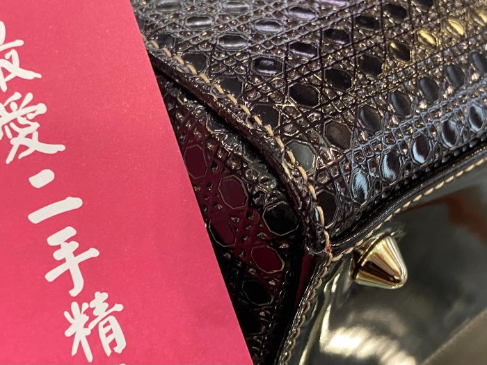 ☆最愛二手精品☆ CHRISTIAN DIOR 迪奧金黑色漸層漆皮金釦吊飾金釦拉鍊手提包肩背包斜背包兩用包黛妃包格藤格 LADY CD ...