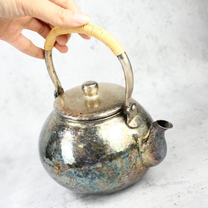 桑園の】一元起標!! 日本高級銀壺清雅堂燻銀370g 鎚目肌藤把銀瓶提樑壺