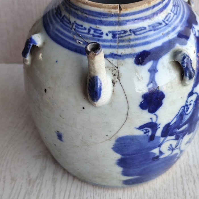 清代青花麒麟送子四系茶壺大器型古雅繪工優美質感細膩發色一流獅象瑞獸