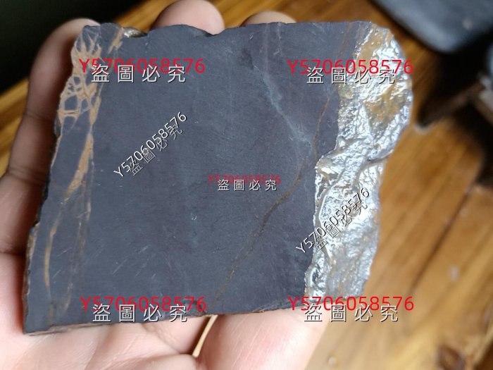 端硯老坑原石料，品相完好無瑕疵，尺寸約8.5x6x1.4厘米。來自大西洞老