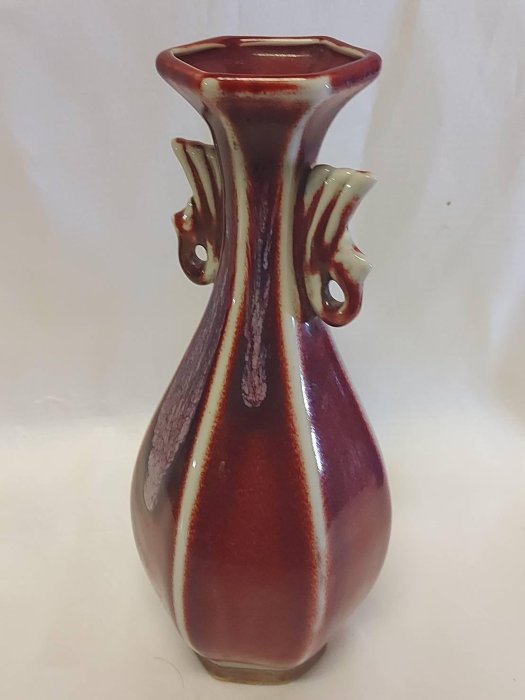 宋代鈞窯紅釉御貢瓷紫紅鈞釉雙鳳耳正六方酒尊。足裸胎護胎釉，壺身垂釉