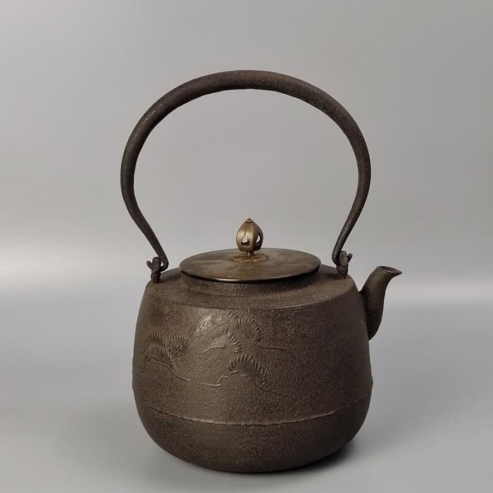 茶道具　釜師　伊藤鐐一造　肩衝筒釜　鉄釜　共箱　V　6567C 茶道具 釜師 伊藤鐐一造 肩衝筒釜 鉄釜 共箱 V