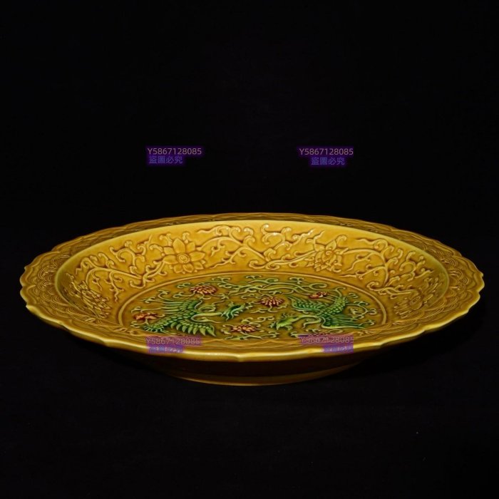 大明弘治年制黃釉加彩雕刻雙鳳紋賞盤，高5.3×33.5釐米40041 青花五彩