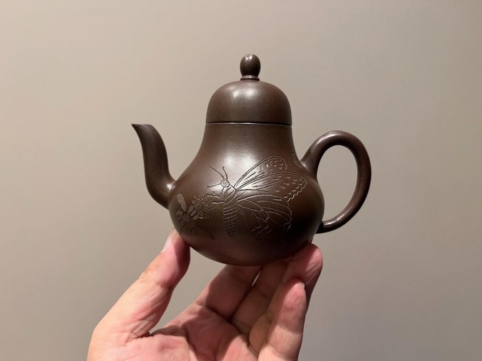 嚴選宜興紫砂壺，李雲工藝美術師力作，原礦粗砂思婷泥，雙面藝術刻劃巧
