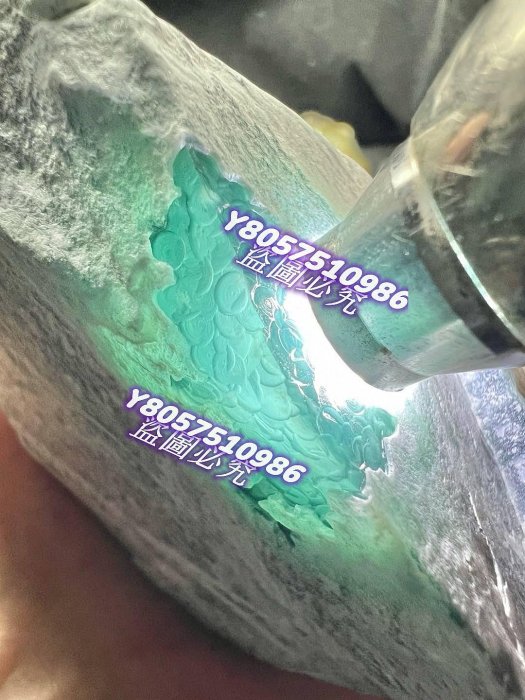 7458M。果凍冰晴水危料翡翠原石開窗。 冰潤清透。冰膠感十足。688