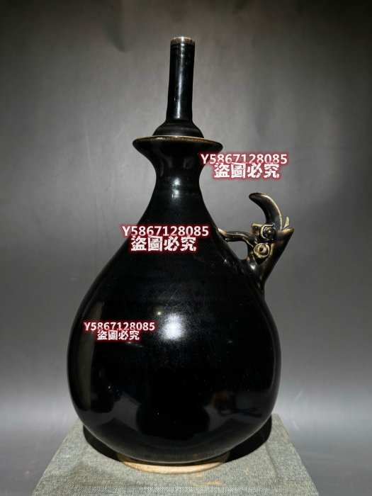 定窯凈瓶宋代黑釉龍首凈瓶，單色釉，品相完好無瑕疵。高約29厘米，底部