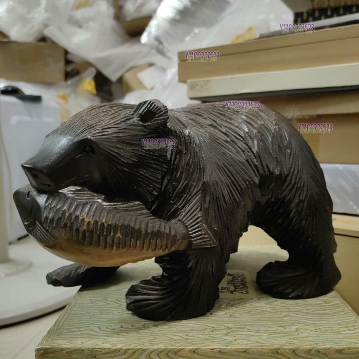 木製 クマの彫刻 魚を持つ 木彫りの熊 彫刻 北海道 置物 その他 木製クマ