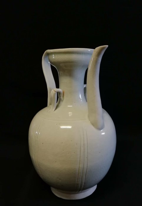 影青盤口執壼從五代至北宋器身漸高，通體多壓4－6條瓜棱，流漸趨細長微