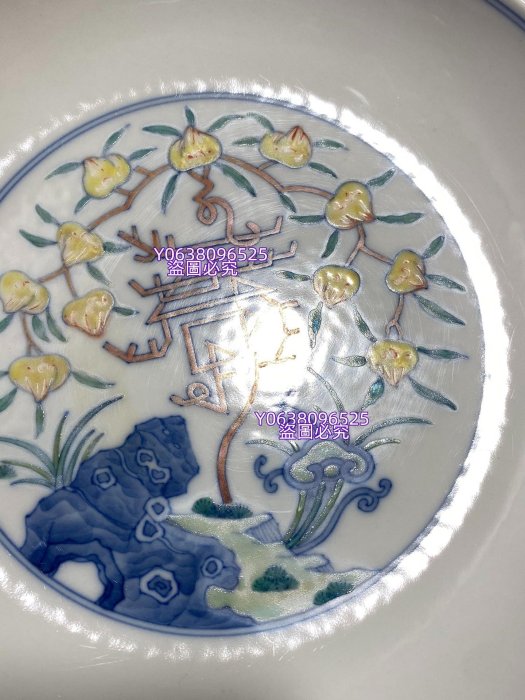 清代雍正斗彩洞石花卉紋盤此造型經典，品相如圖。全美品，器型周正