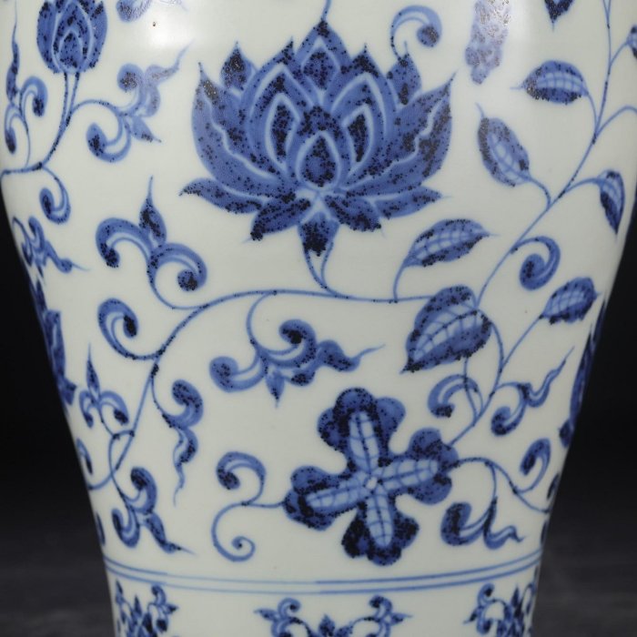※中国古美術/明代/五彩纏枝蓮花紋梅瓶/(底款:大明永楽年製) 明代永樂青花纏枝蓮紋帶蓋大梅瓶尺寸：高30.5公分口徑4.5公分肚徑16
