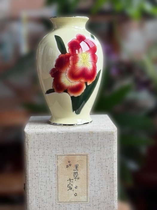 日本黑翠七寶花瓶顏色明艷動人，附原盒中古Condition佳，尺寸20x12.5