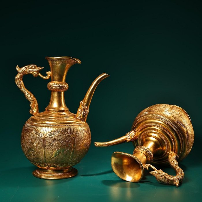 中国古美術・珍蔵純銅製・鎏金・酒器・高浮彫酒壺・純手作り・茶道具・酒具・風水置物 高浮雕鏨刻純銅鎏金酒壺一對工藝精湛器型款式精美酒壺重1001219883