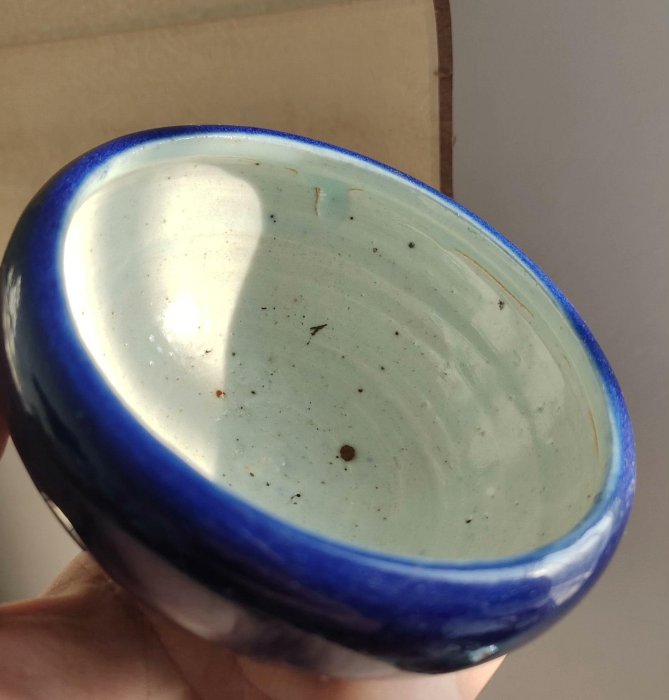 清代祭藍釉缽式洗，細膩釉面展現古雅風采，適合收藏與欣賞，尺寸精巧