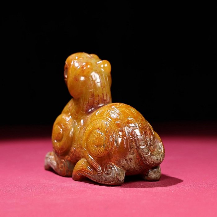 臻品旧藏，生坑白玉满黄沁和田玉玉虎。小摆包浆厚重，沁色入骨，工艺