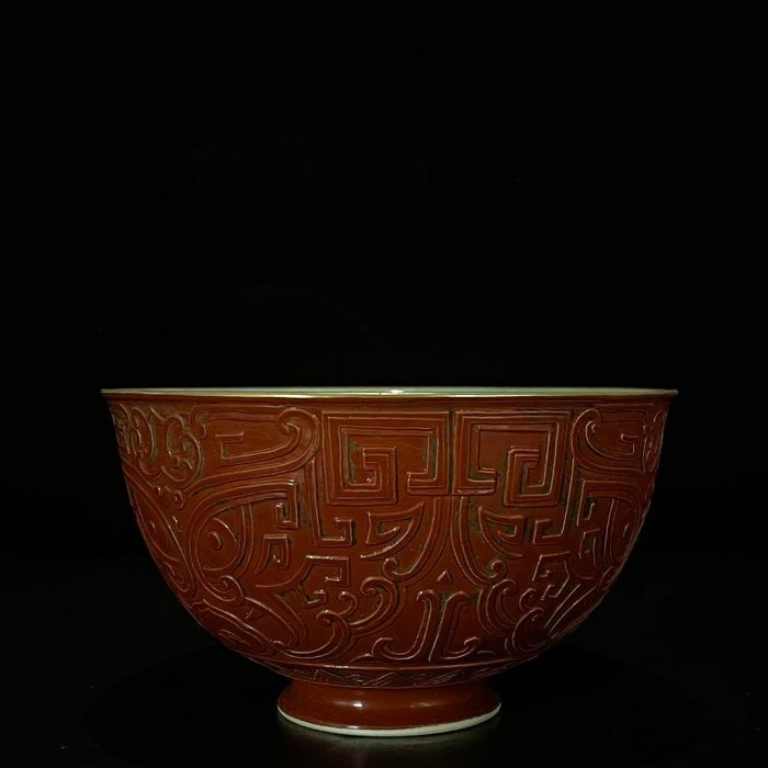雍正珊瑚紅彫刻竜碗  工芸品 美術品 置物 A rare coral-red and gilt-decorated 'chilong' garlic-mouth