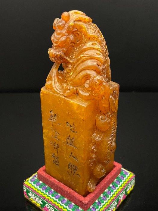 乾隆五年 田黄石龍彫印章 寿山石 蘿蔔紋 手彫 文房置物 1158g 風水置物 乾隆五年 田黄石龍彫印章 寿山石 蘿蔔紋 手彫 文房置物 1158g