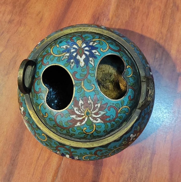 景泰藍掐絲琺瑯香爐，雙耳三足設計，藍底纏枝花卉紋，口徑11公分高11