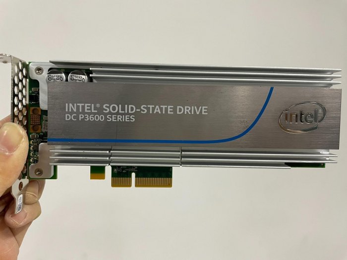 成色新 健康太陽機7307468 1.6TB Intel P3600 P3605 固態卡 NVMe 原裝拆機