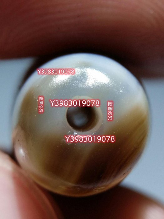 雙天地四眼天珠，特殊圖騰很是難得少見，干凈漂亮咬線分明嫩色天珠，藏