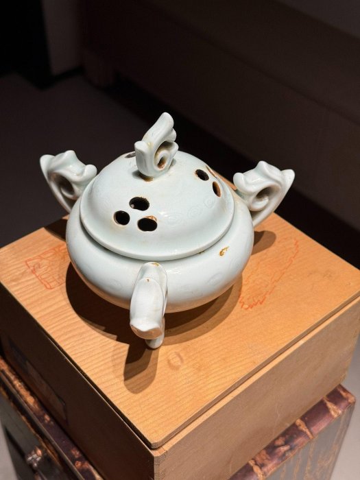 日本古美術青瓷香爐三足雙耳，鏤空雕花精美，溫潤釉色如玉，獨特器型配