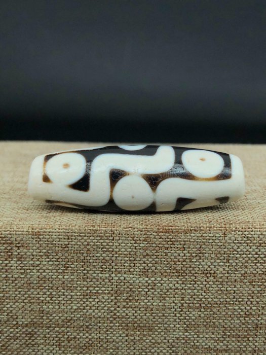 嚴選罕見藏傳瓷白九眼天珠，對孔45.9mm，直徑14.5mm，高油潤肉強光不透
