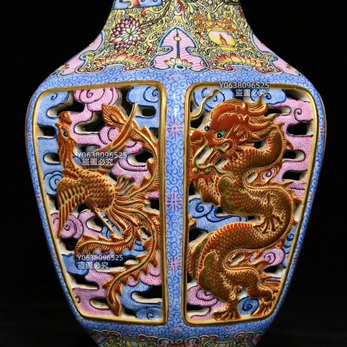 清乾隆古月軒重工粉彩鏤空描金龍鳳紋六方瓶，高25cm直徑11.8cm，編號43