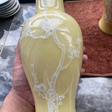 中國景德鎮制6字底款，5060年代黃釉堆白花鳥瓶，器型規整，兩個口沿多