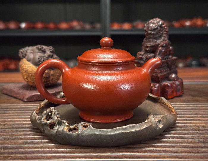 嚴選田玲原礦三十目朱泥大紅袍紫砂壺，190cc滿測容量，菱形九孔水順暢