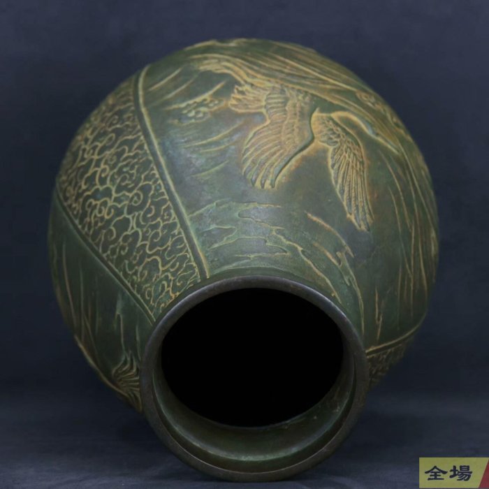 日本老銅花瓶飛鶴紋飾工藝精美〔規格〕高約32cm 12斤〔簡介〕日本銅制