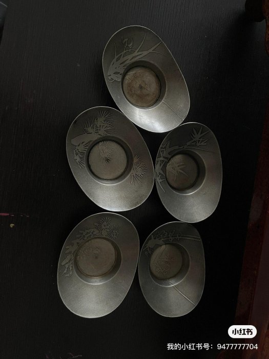 嚴選老錫茶托乾茂號款，尺寸小巧珍藏級品相，梅蘭竹菊圖案精美，老物件