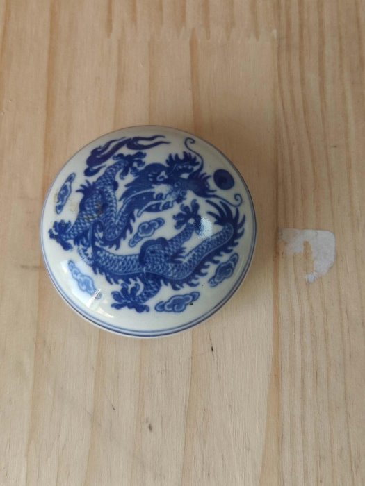 嚴選乾隆年製青花龍紋印泥盒，朱砂印泥珍藏品，尺寸清晰見圖。喜愛者速