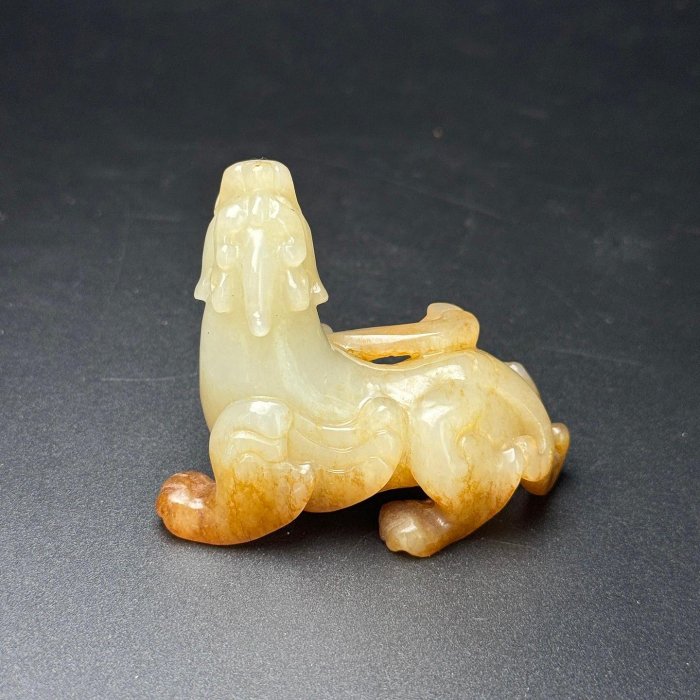 和田玉高古玉瑞獸，望天犼，器型美觀，工藝生動，玉質溫潤，皮殼包漿