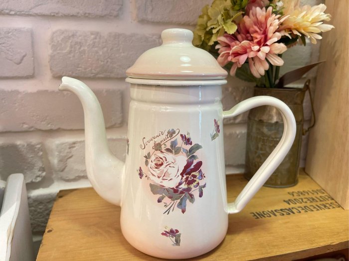 *黑頭小羊雜貨小舖*日本帶回zakka~絕版品～日本製經典鄉村風格雜貨/Many玫瑰雜貨/居家佈置粉米色玫瑰琺瑯牛奶壺/琺瑯水壺/琺瑯壺