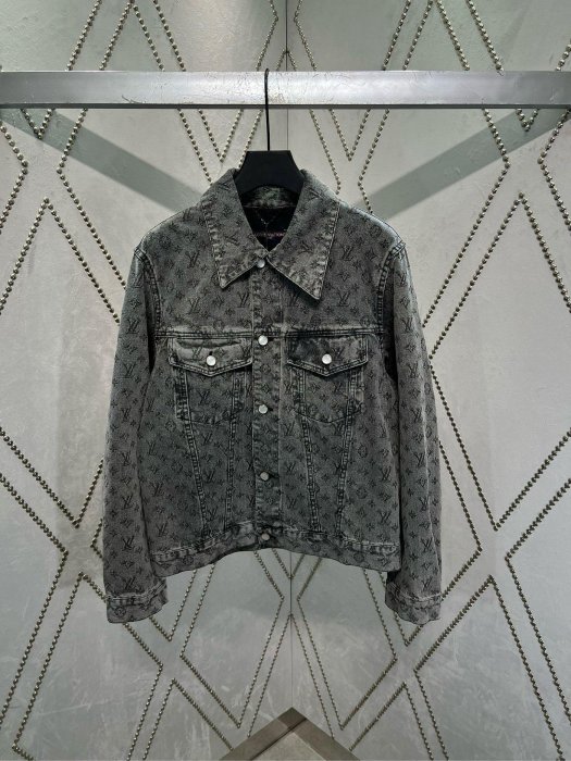 LV 牛仔外套 高貴！外套 夾克 超帥！ 牛仔外套閃爍迷人，令日間造型更見出眾。 襯衫外套採用牛仔布縫製