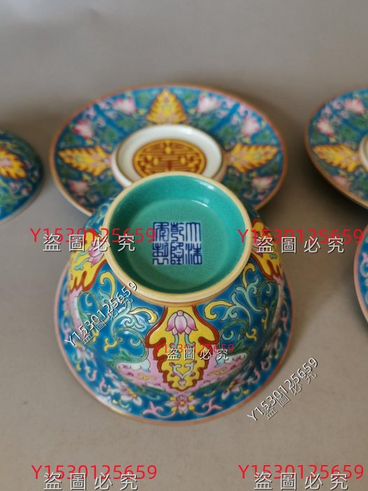 大清乾隆年制松石綠地畫琺瑯彩寶相花蓋碗，以松石綠為地，釉色鮮亮勻凈