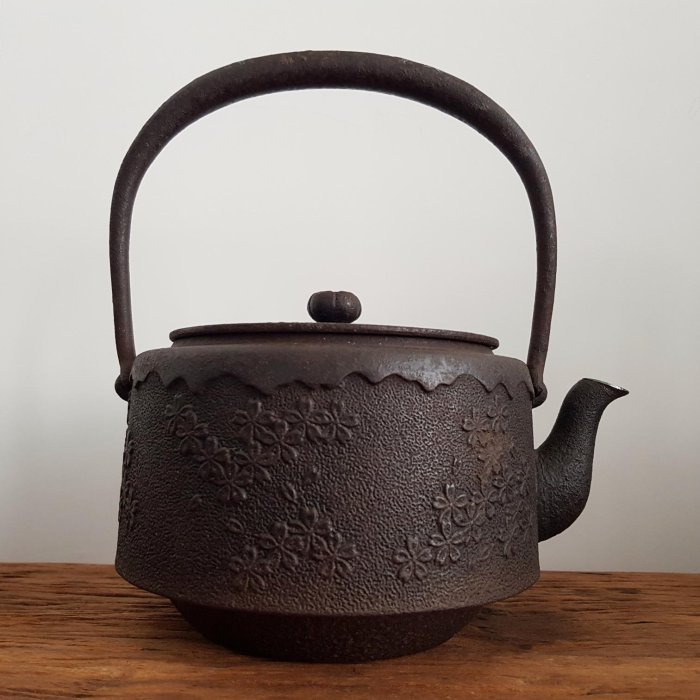 茶道具　鉄瓶、火鉢セットのみ 火鉢に使う道具 > 鉄瓶 – 【炭・燃料の専門通販】+炭STYLE 増田屋