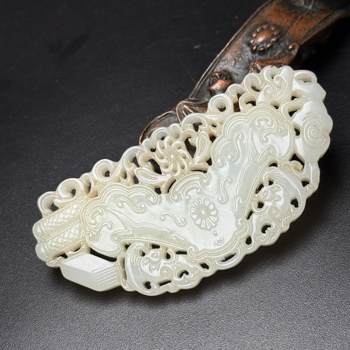 中古 和田白玉雕 福磬紋 透かし彫り 包銀佩 中国美術 玉佩 C1A196 和田白玉透雕佩飾，整體呈古代樂器“玉磬”的弧形輪廓，工藝精湛質地溫潤