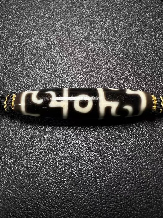 嚴選臺灣手工打造的蓮師三眼天珠，採用高級瑪瑙精心製造。此件天珠尺寸